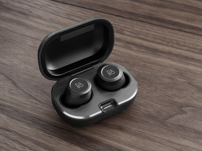 Beoplay E8 2.0 in neuer Ladeschale (Bild: B&amp;O)